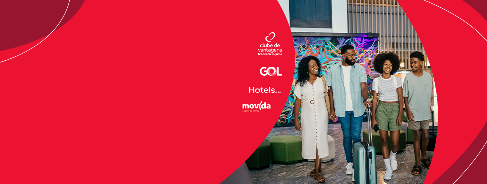 Imagem de fundo tem uma família com quatro pessoas, um casal e dois filhos jovens com roupas descontraídas, com malas de viagem em um abiente estilo sagão de pré embarque ou hotel. 