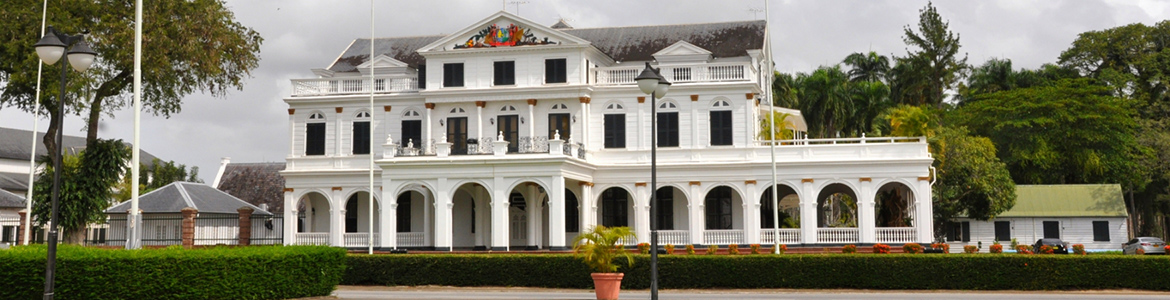 Jardim e frente da Casa Colonial Holandesa do Suriname.