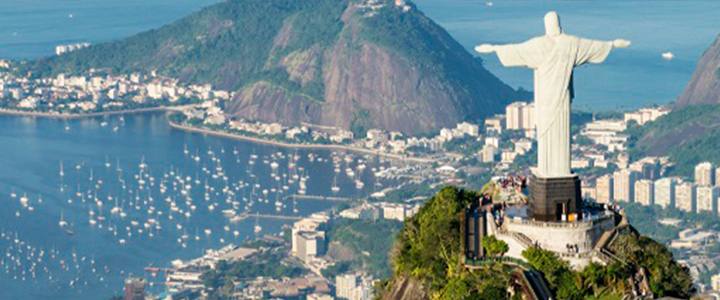 Imagem aérea da cidade do rio de Janeiro com o Cristo Redentor em destaque.