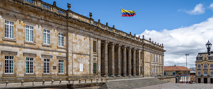 Capitólio e Congresso Nacional da Colômbia situados na Praça Bolívar em Bogotá.