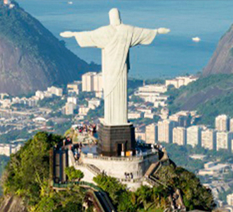 Imagem aérea da cidade do rio de Janeiro com o Cristo Redentor em destaque.