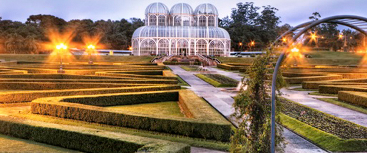 Imagem panorâmica do Jardim Botânico de Curitiba.