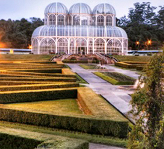 Imagem panorâmica do Jardim Botânico de Curitiba.