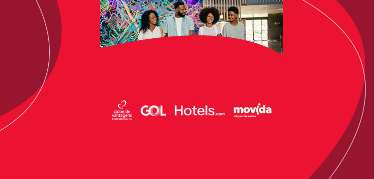 Imagem de fundo tem uma família com quatro pessoas, um casal e dois filhos jovens com roupas descontraídas, com malas de viagem em um abiente estilo sagão de pré embarque ou hotel. 