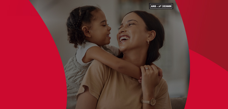 Imagem de fundo vermelho radiante contendo selo ans 333689 pequeno e imagem de mulher sorrindo para uma  criança/menina ao seu lado 