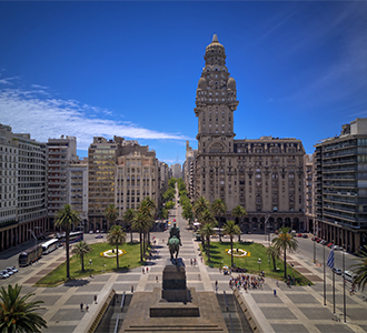 Vista aérea do Plaza Independência, Palácio Salvo em Montevidéu, Uruguai.