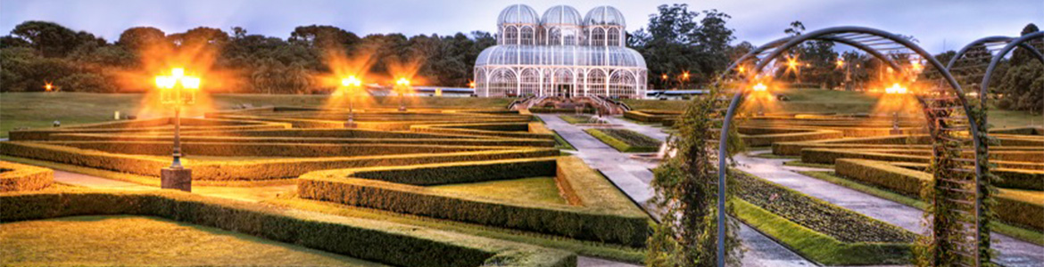 Imagem panorâmica do Jardim Botânico de Curitiba.