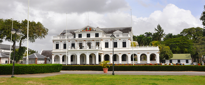 Jardim e frente da Casa Colonial Holandesa do Suriname.