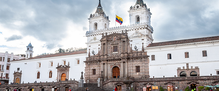 Vista da rua Cidade Velha de Quito, Equador.
