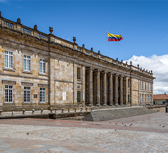 Capitólio e Congresso Nacional da Colômbia situados na Praça Bolívar em Bogotá.