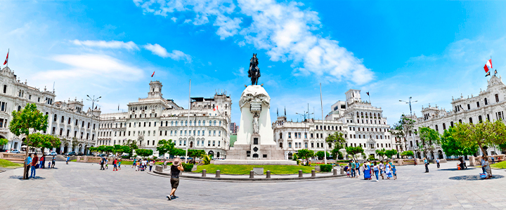 Vista panorâmica da Plaza San Martin em Lima, Peru.