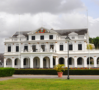 Jardim e frente da Casa Colonial Holandesa do Suriname.