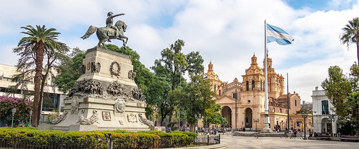 Praça San Martin e Catedral de Córdoba – Córdoba, Argentina.