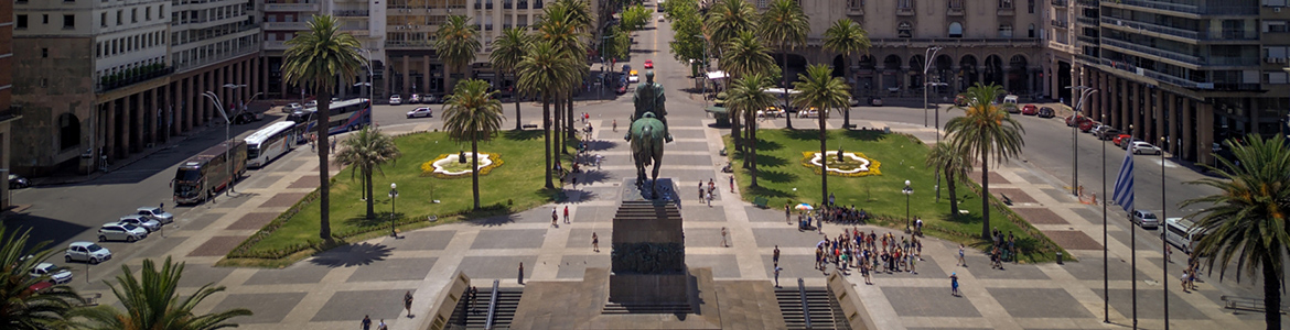 Vista aérea do Plaza Independência, Palácio Salvo em Montevidéu, Uruguai.