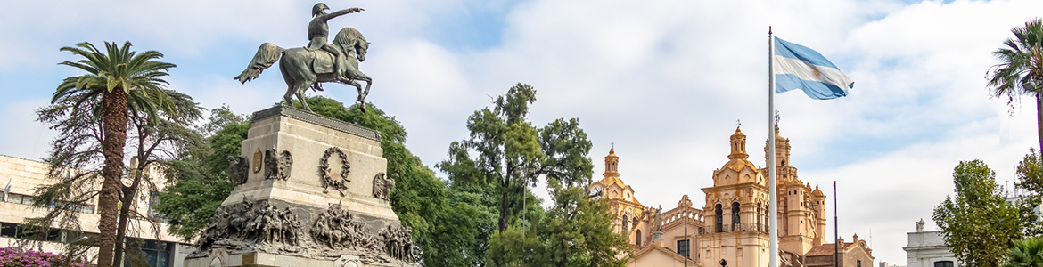 Praça San Martin e Catedral de Córdoba – Córdoba, Argentina.