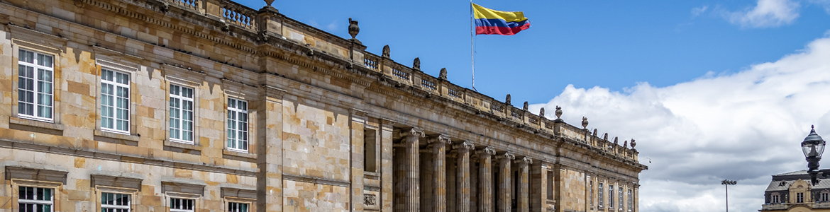 Capitólio e Congresso Nacional da Colômbia situados na Praça Bolívar em Bogotá.