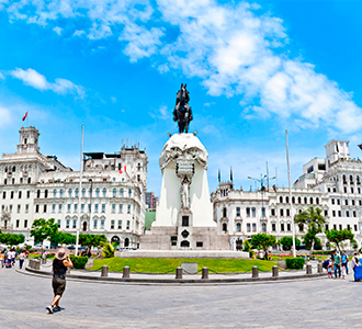 Vista panorâmica da Plaza San Martin em Lima, Peru.