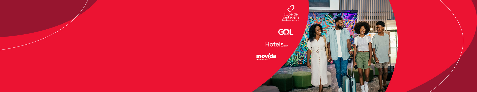 Imagem de fundo tem uma família com quatro pessoas, um casal e dois filhos jovens com roupas descontraídas, com malas de viagem em um abiente estilo sagão de pré embarque ou hotel. 