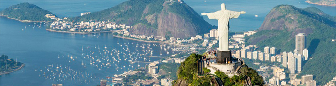Imagem aérea da cidade do rio de Janeiro com o Cristo Redentor em destaque.
