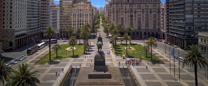 Vista aérea do Plaza Independência, Palácio Salvo em Montevidéu, Uruguai.